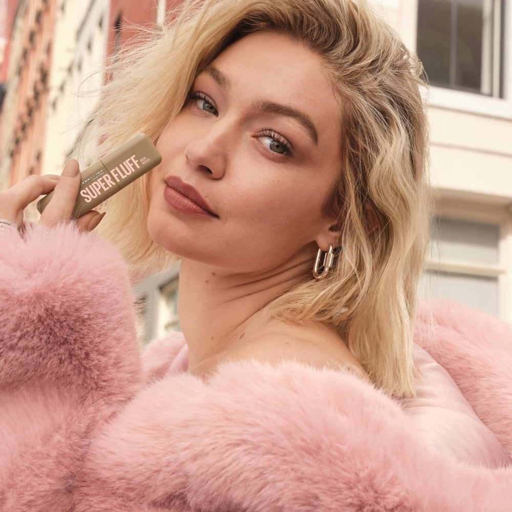 Tono Marrón Oscuro de Maybelline Superfluff para mayor intensidad