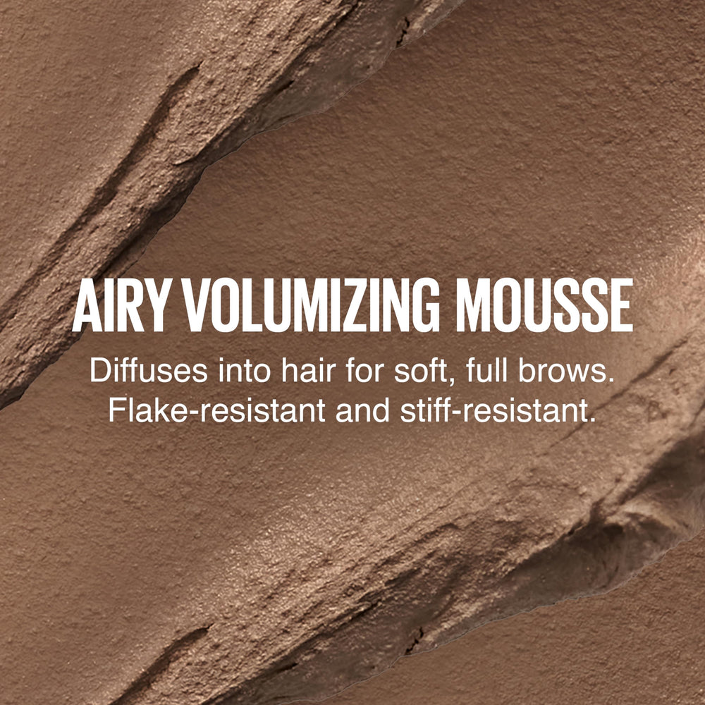 Maybelline Superfluff Mousse empaque compacto para retoques rápidos.