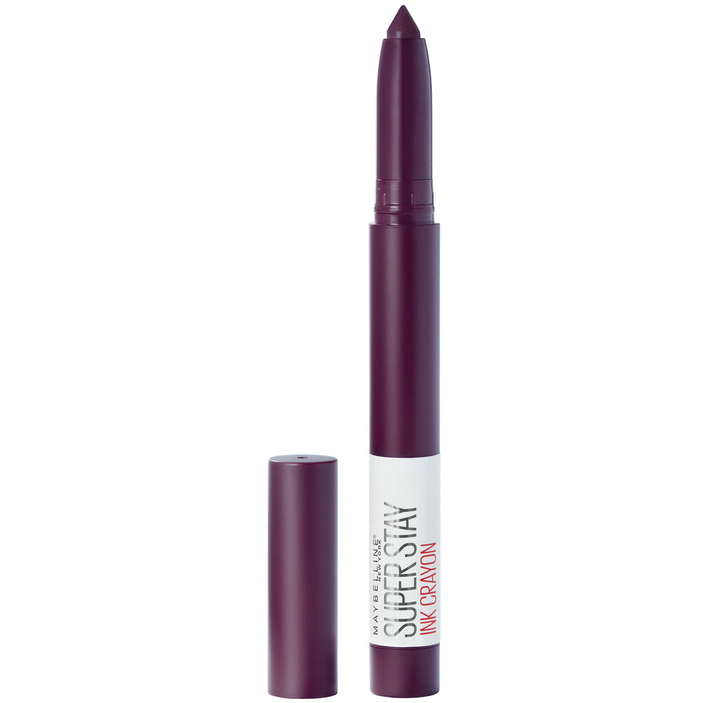 Maybelline SuperStay Ink Crayon Matte con sacapuntas incorporado para retoques precisos.