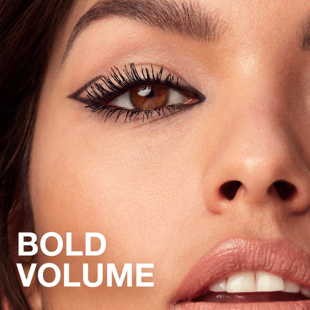 Desmaquillado fácil con desmaquillante libre de aceite para Maybelline Volum' Express Colossal Mascara.