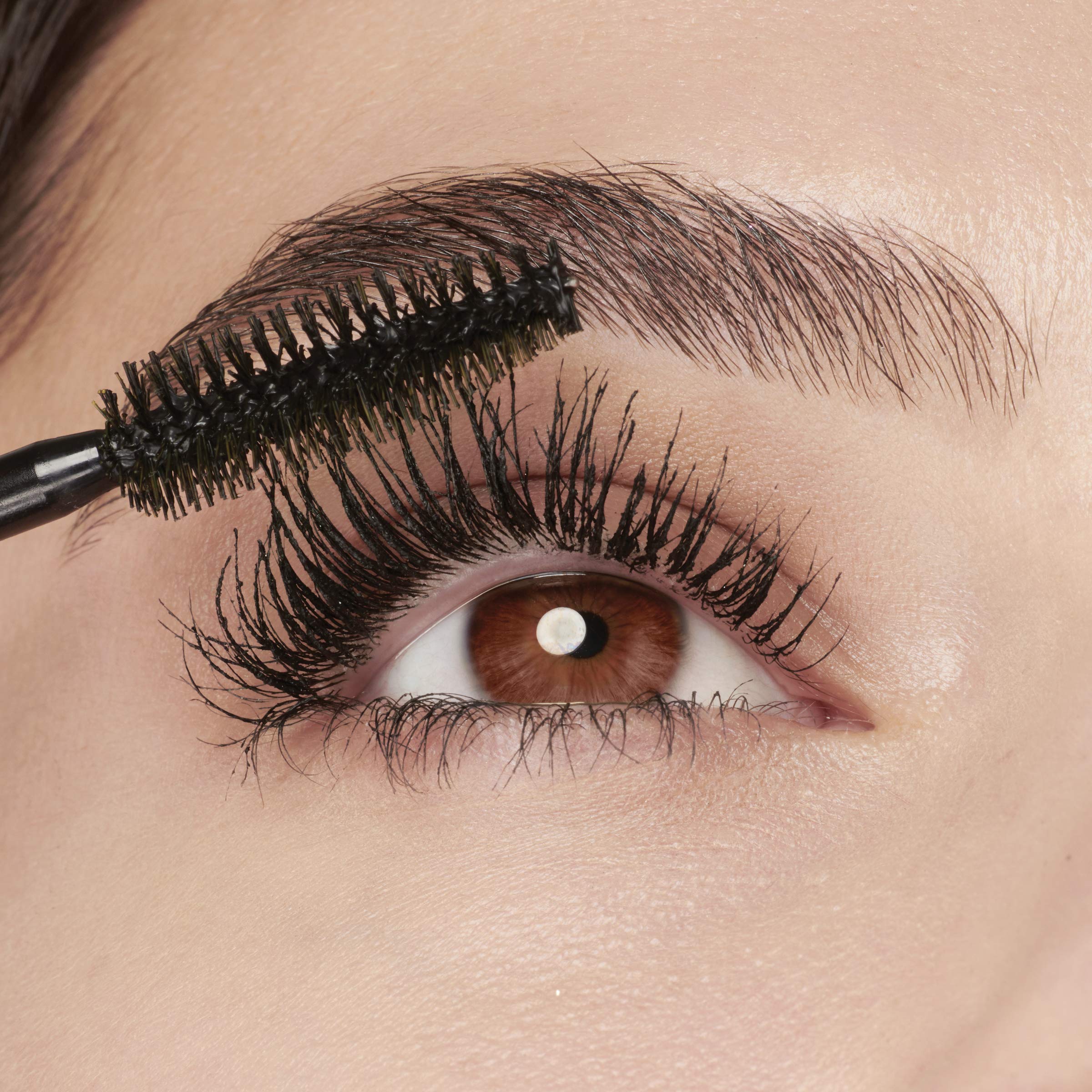 Maybelline Volum' Express Colossal, maquillaje diario de ojos con acabado llamativo