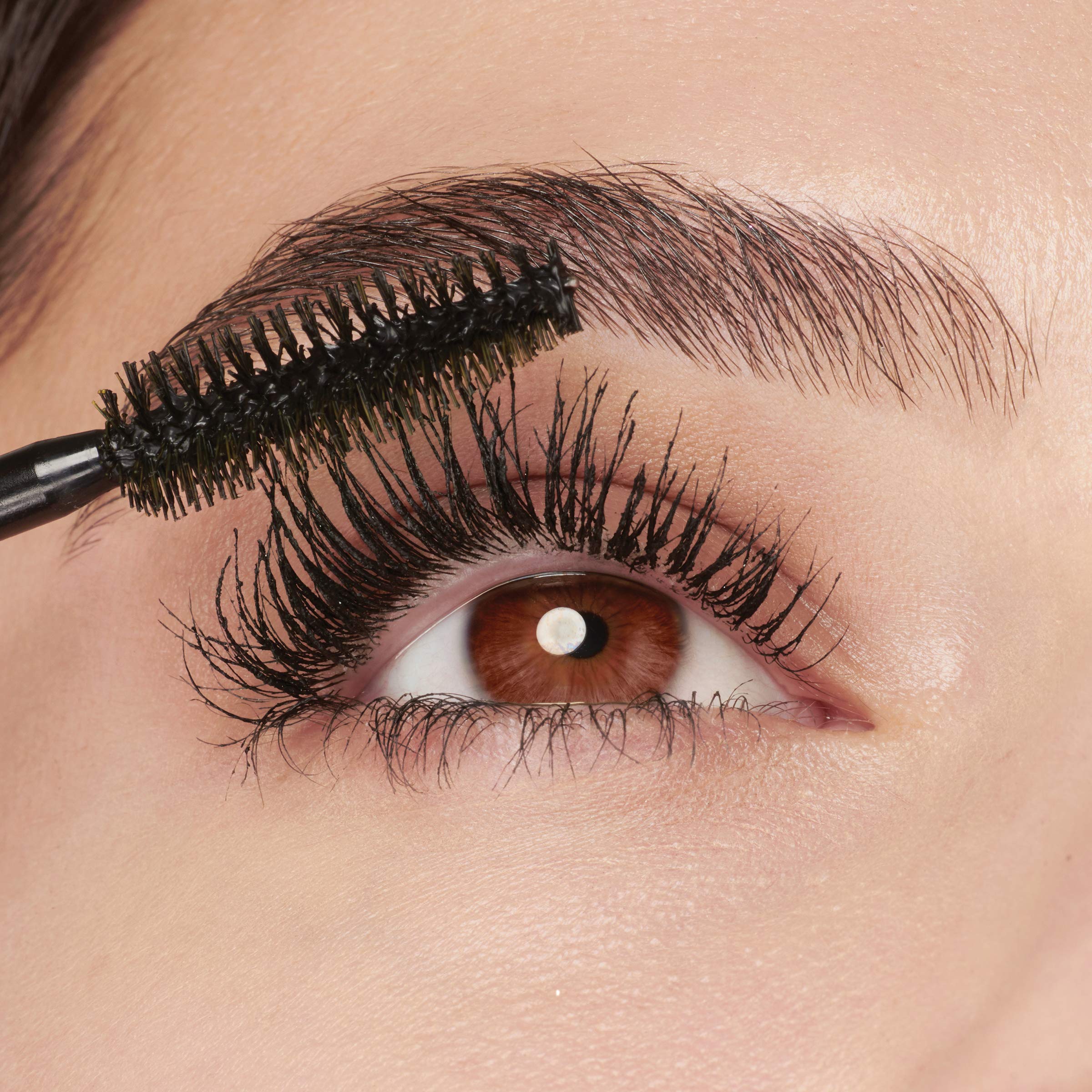 Probado por oftalmólogos, Maybelline Volum' Express Colossal Mascara.