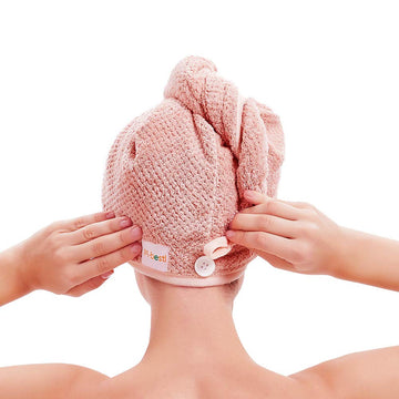 La mbestl-turbante-cabello-microfibra-boton garantiza ajuste cómodo durante el peinado.