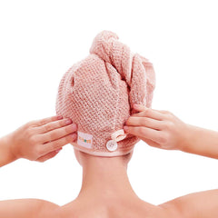 La mbestl-turbante-cabello-microfibra-boton garantiza ajuste cómodo durante el peinado.