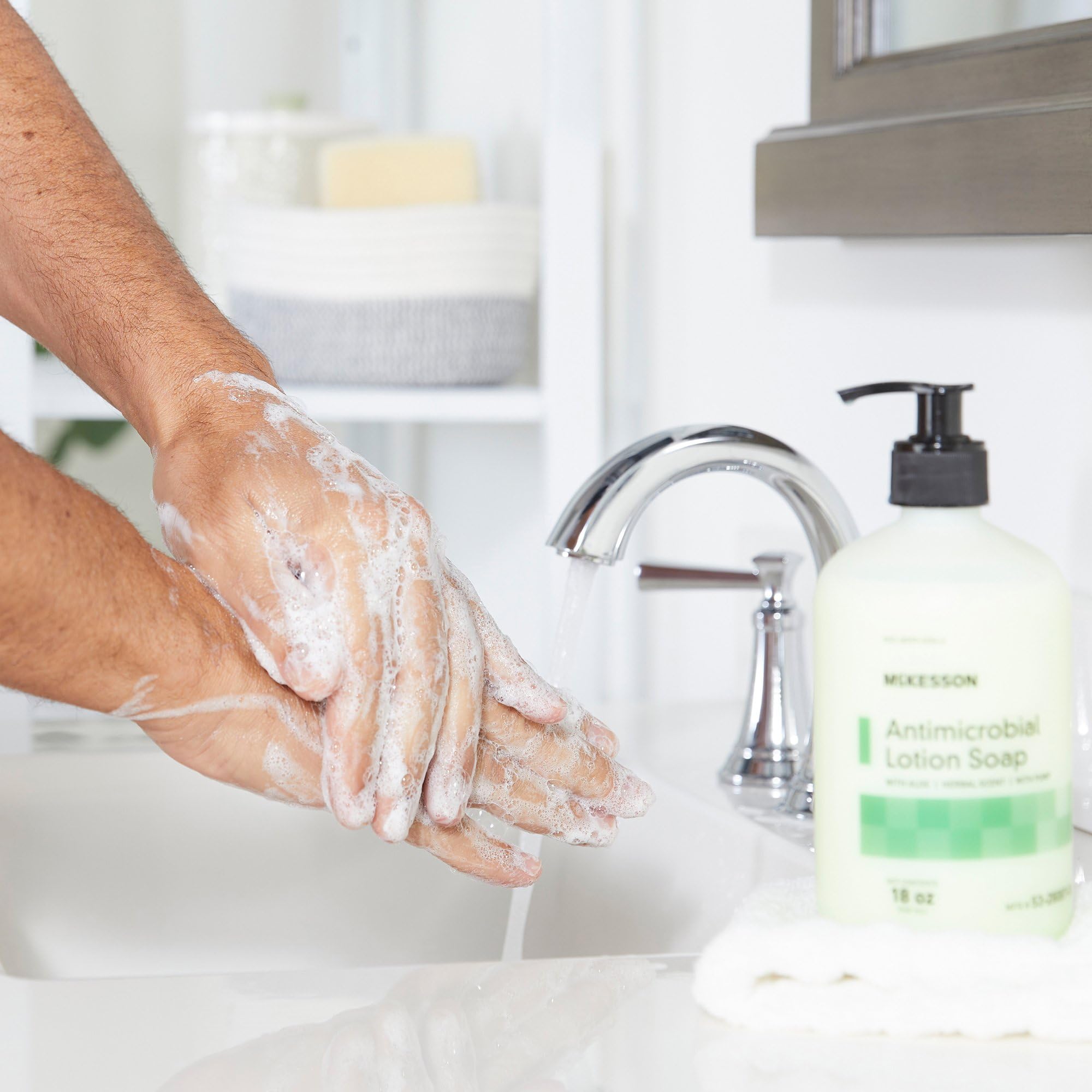 McKesson Jabón antimicrobiano aloe, botella de 18 oz para uso prolongado.
