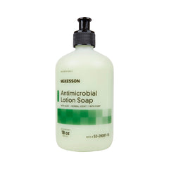 McKesson Jabón antimicrobiano crema espumosa en manos durante el lavado.