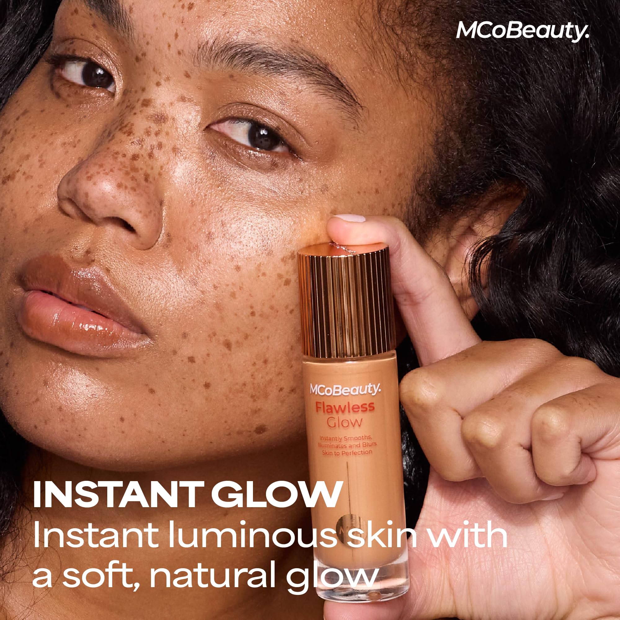 MCoBeauty Flawless Glow con aplicador pala para precisión en pómulos y frente