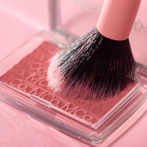 MCoBeauty Glow Up pH Powder Blush envase compacto para llevar en la bolsa.