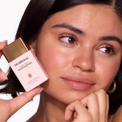 MCoBeauty Super Glow Bronzing Drops: textura hidratante que cuida la piel mientras brilla.
