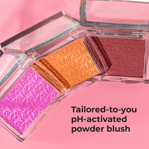 MCoBeauty Glow Up pH Rubor aporta resplandor suave sin brillos para look natural.