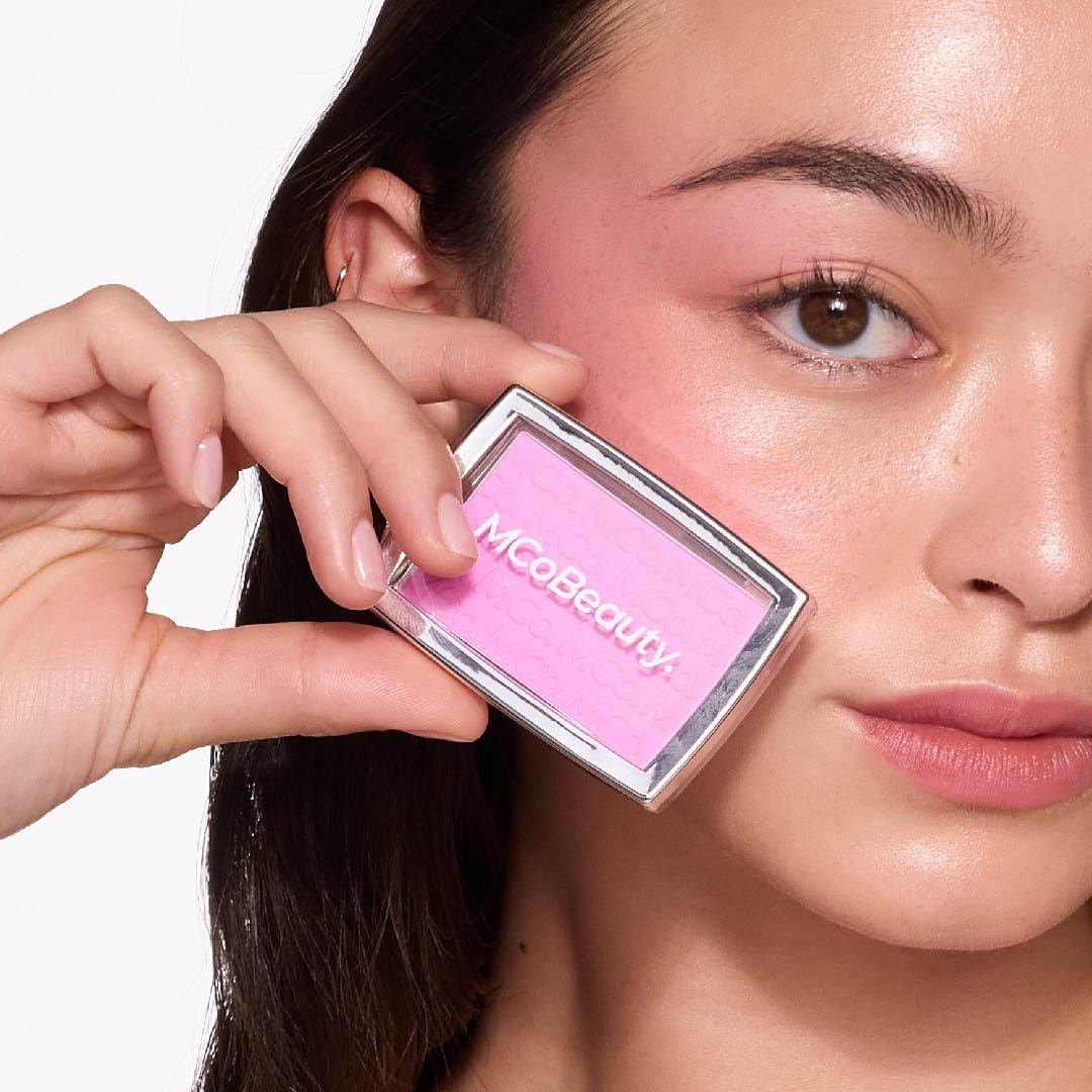 MCoBeauty Glow Up pH Rubor en Polvo, muestra tono rosado Vivi para color personalizado.