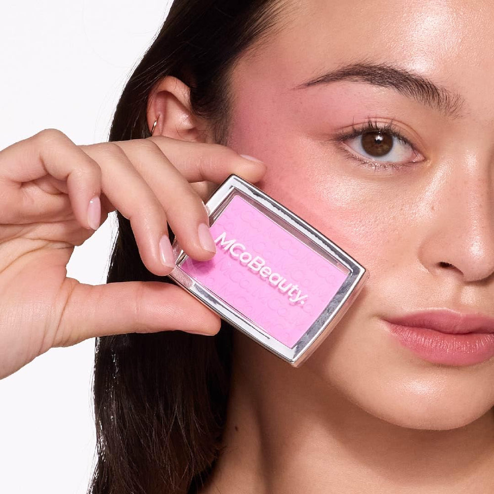 MCoBeauty Glow Up pH Rubor en Polvo, muestra tono rosado Vivi para color personalizado.