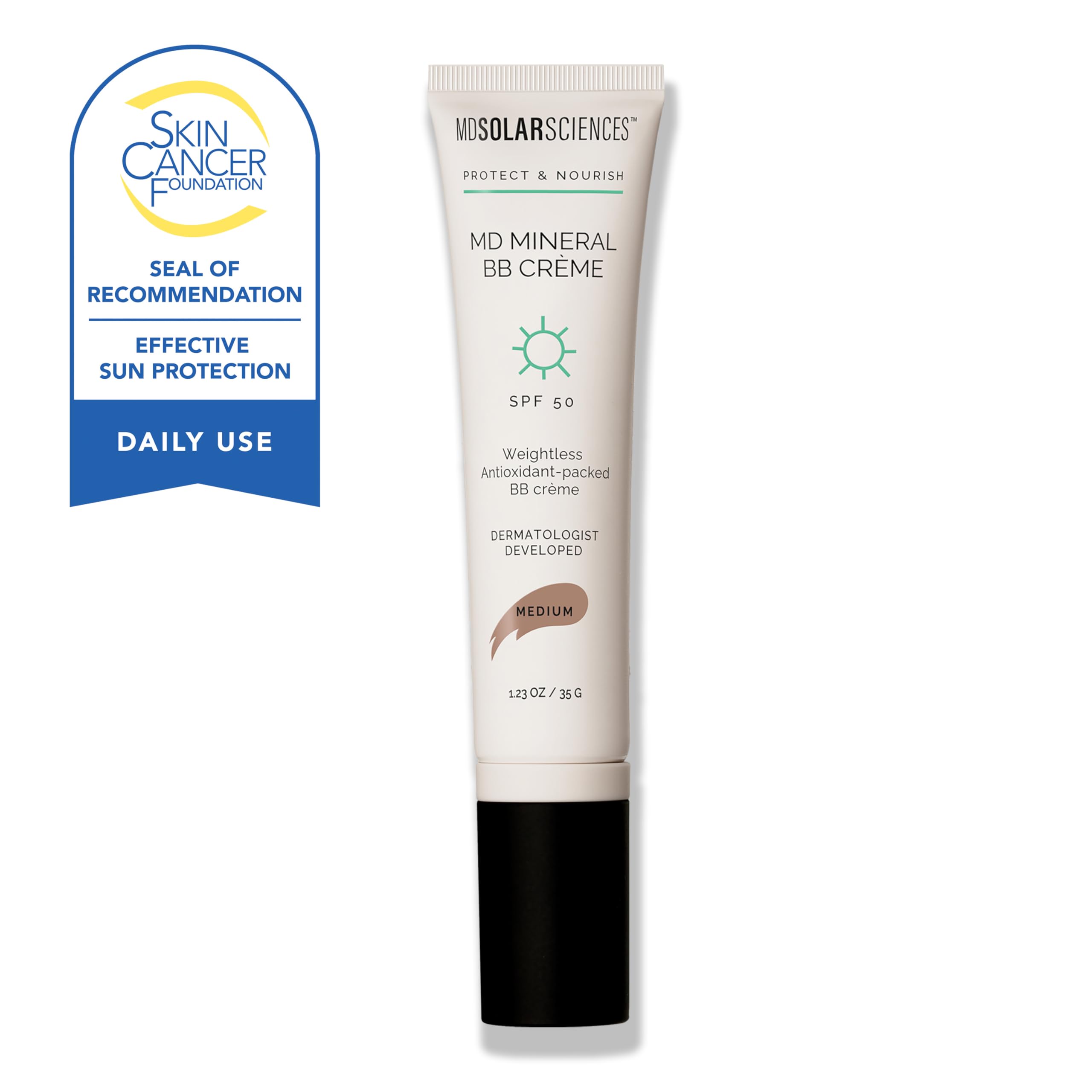 MDSolarSciences Mineral BB Creme aplicación en rostro para primer acabado suave y tono uniforme.