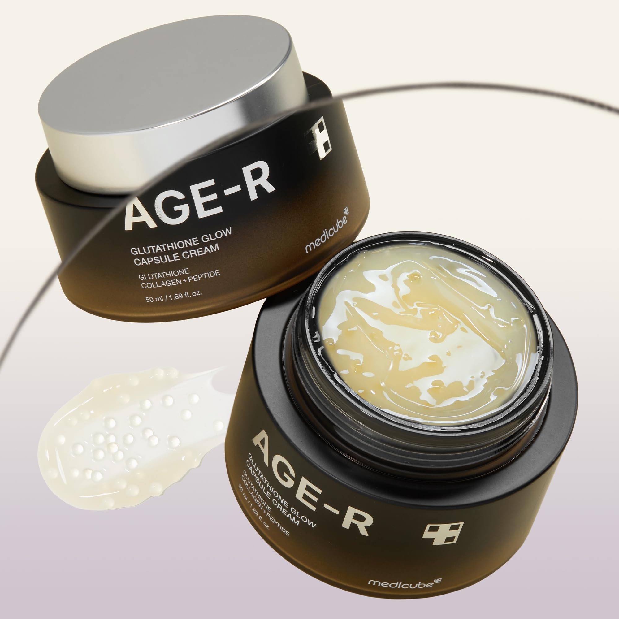 Aplicación de la crema Medicube AGE-R: textura ligera y fresca.