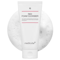 Medicube Limpiador Rojo Espuma, bote visible para limpieza suave y profunda.