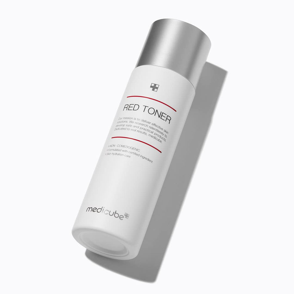 Aplicación en la palma de Medicube Red Toner 2.0 para absorción