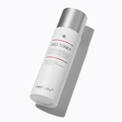 Aplicación en la palma de Medicube Red Toner 2.0 para absorción