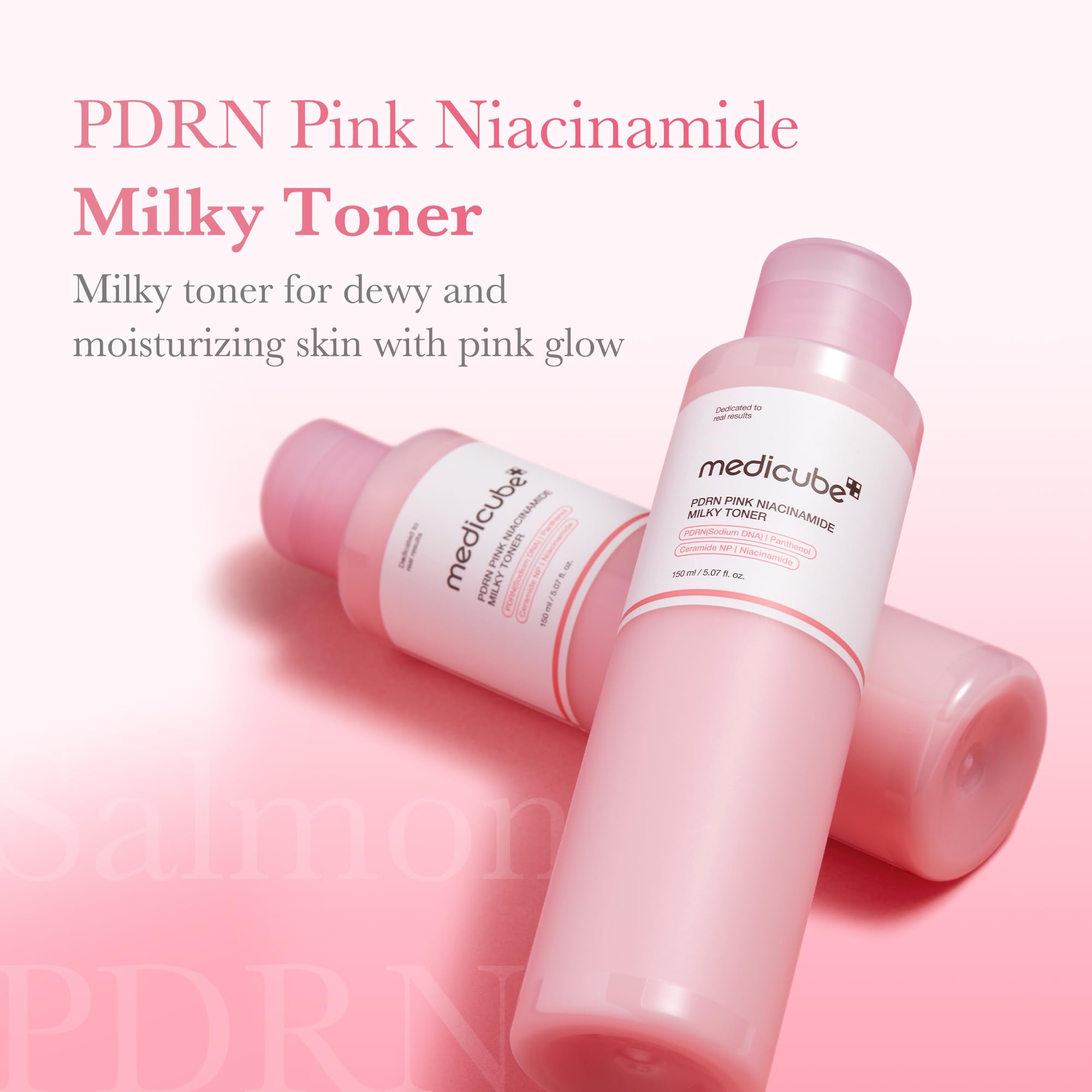 Aplicación suave del tonico rosado para piel fresca y hidratada
