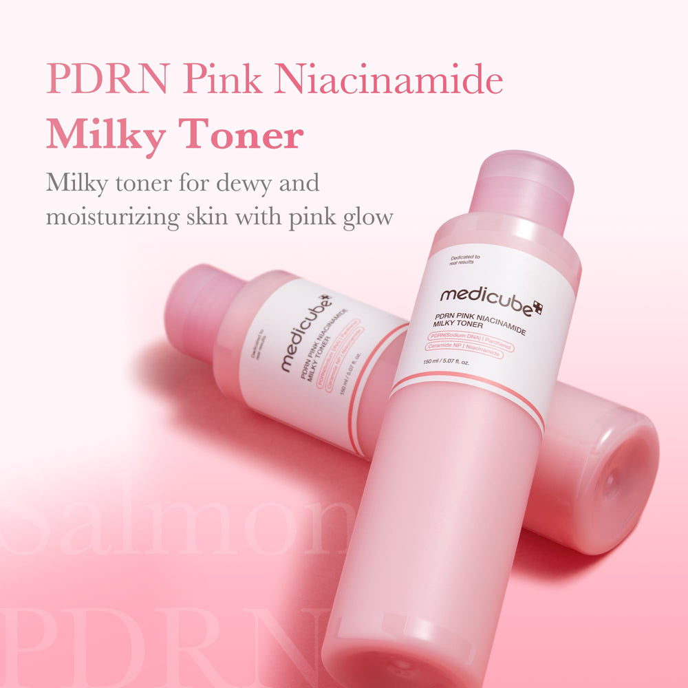 Aplicación suave del tonico rosado para piel fresca y hidratada