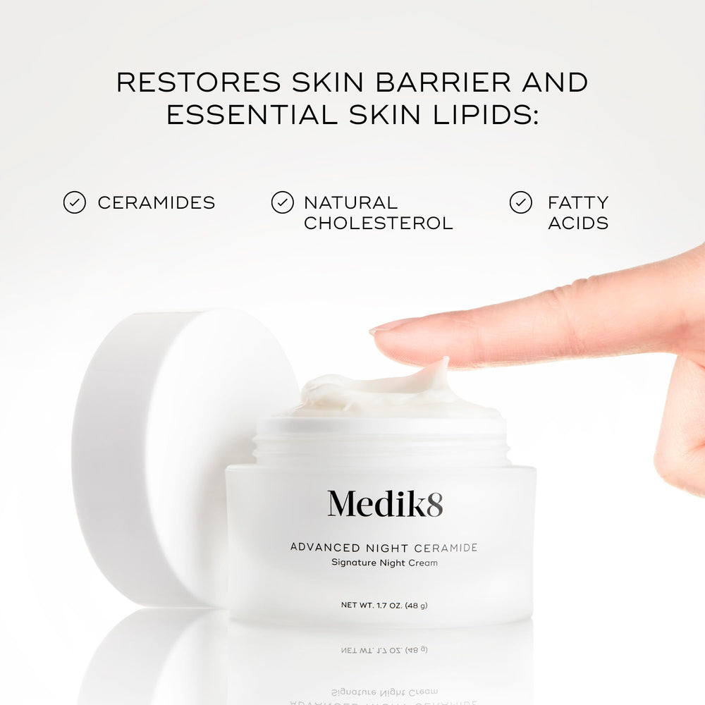 Envase minimalista de Medik8 para cuidado nocturno con ceramidas.