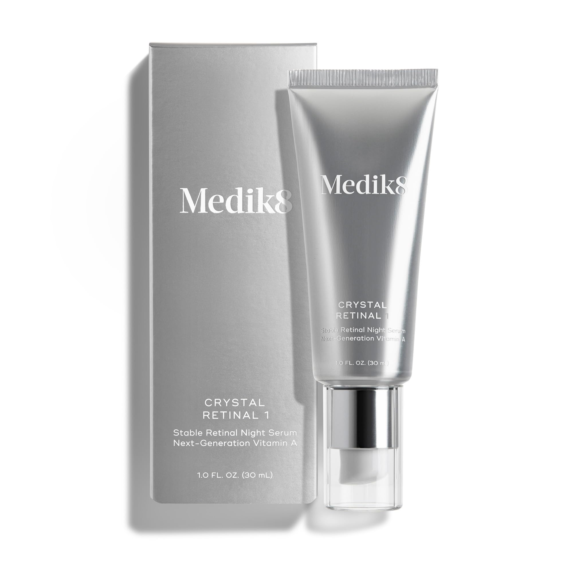 Medik8 Crystal Retinal 1: bote en primer plano, cuidado nocturno para renovación de la piel.
