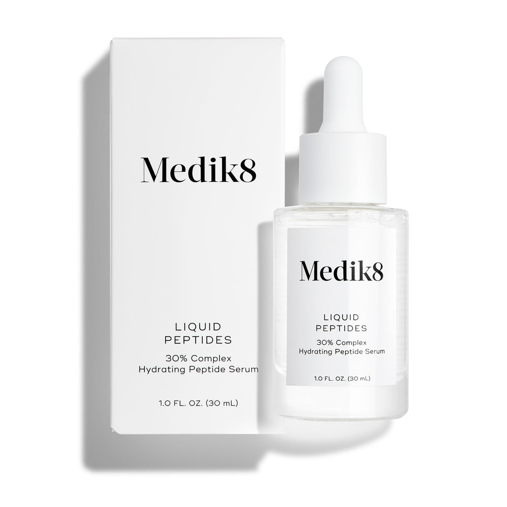 Medik8 péptidos líquidos: botella del suero con textura cristalina para piel suave.
