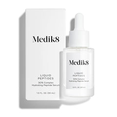 Medik8 péptidos líquidos: botella del suero con textura cristalina para piel suave.