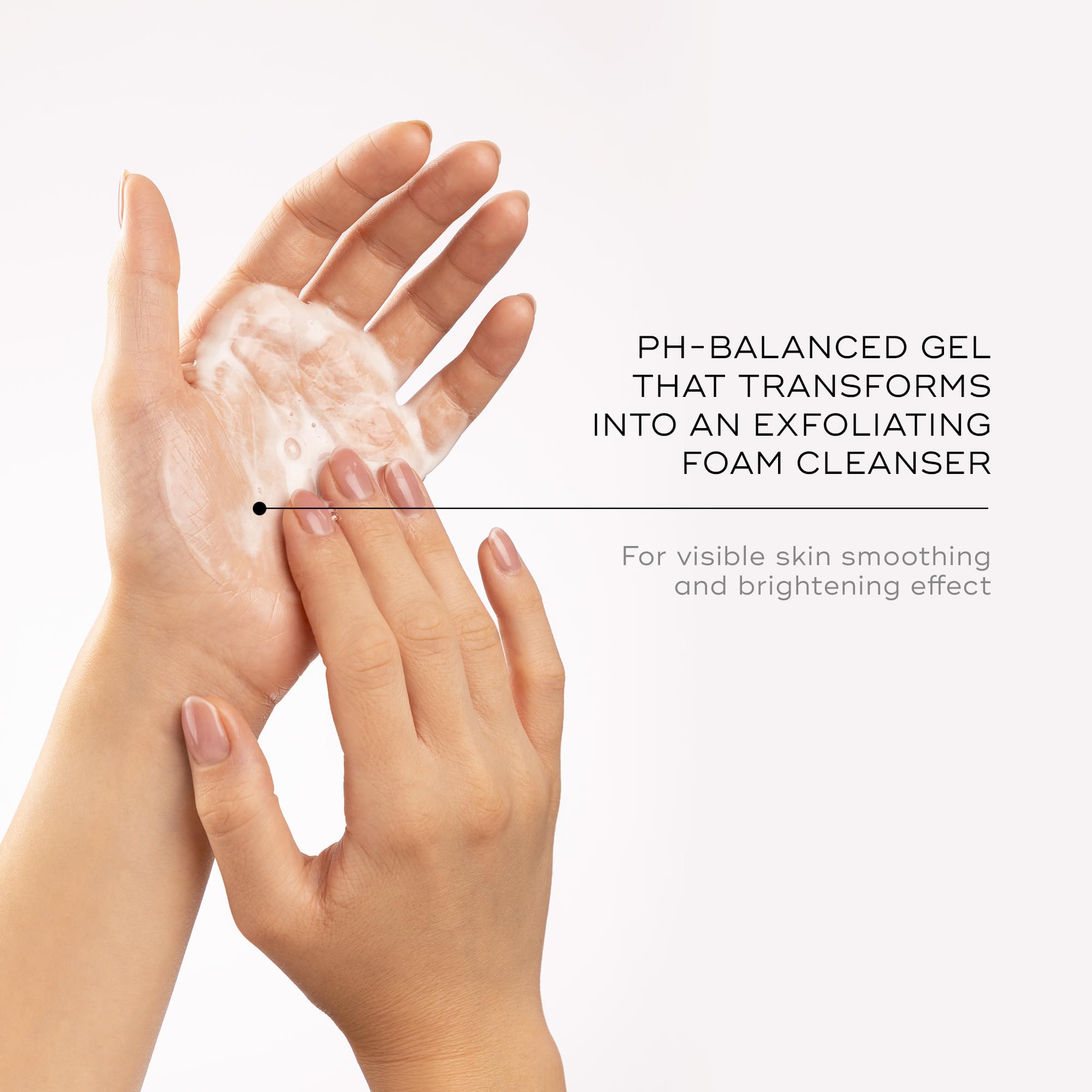 Medik8 Surface Radiance Cleanse, aplicación en la mano para limpieza rápida.