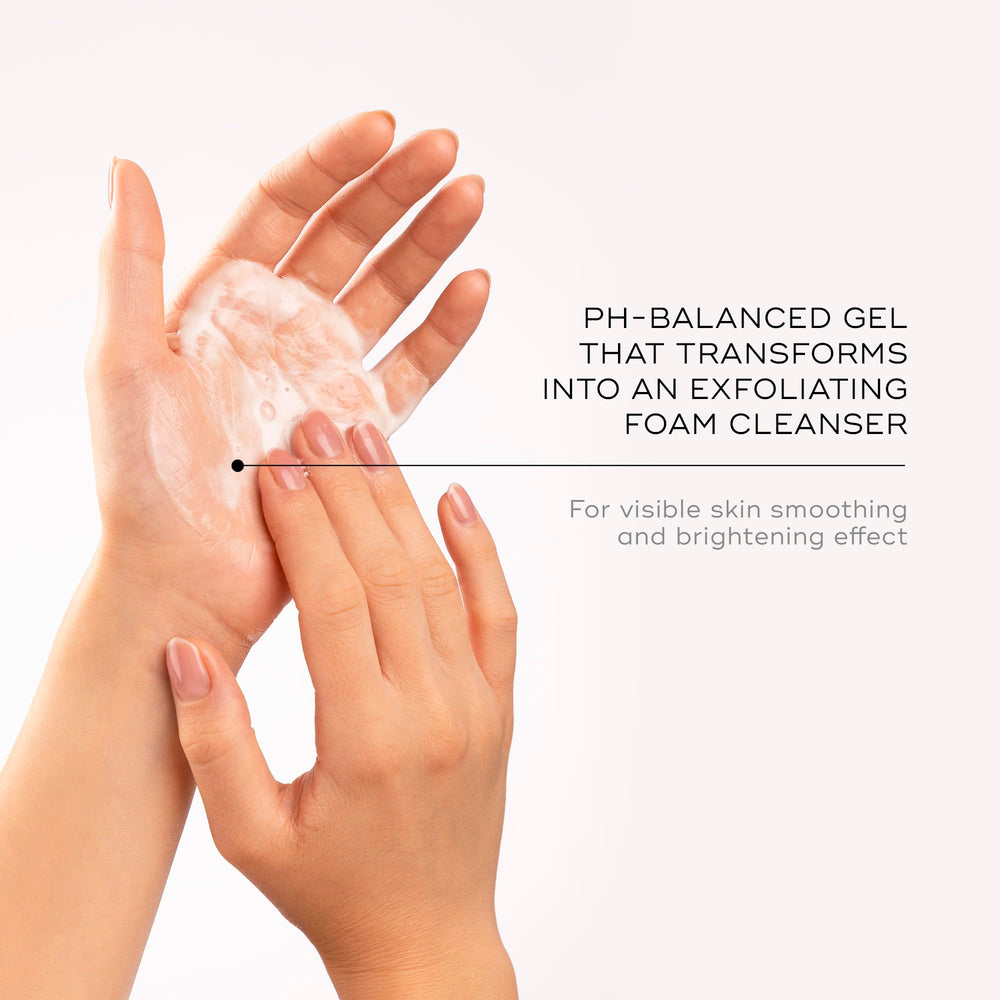 Medik8 Surface Radiance Cleanse, aplicación en la mano para limpieza rápida.