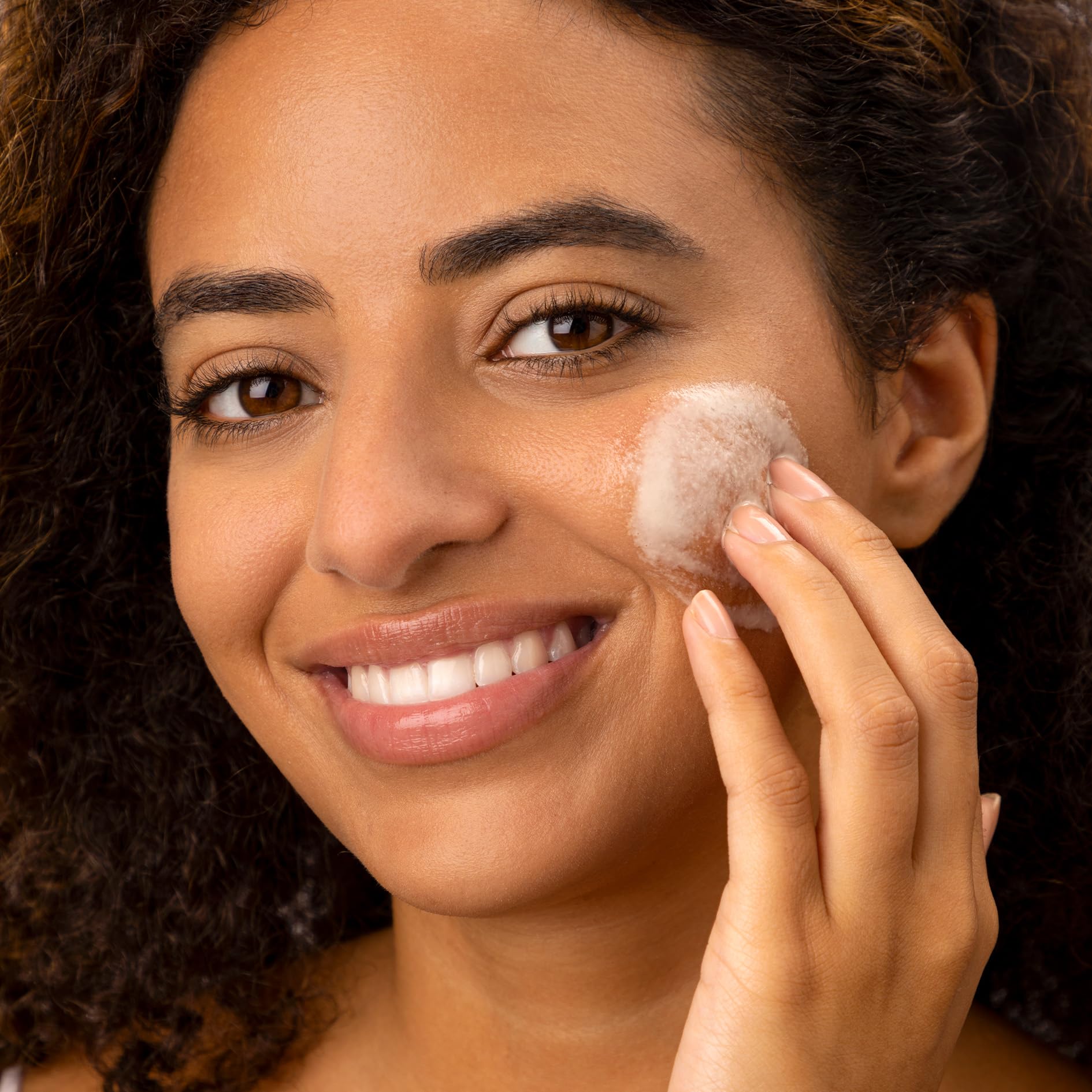 Medik8 Surface Radiance Cleanse, piel más suave lista para hidratación.
