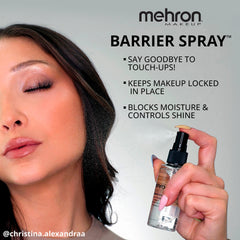 Aplicación de Mehron Barrier Spray para fijar maquillaje y evitar transferencia.