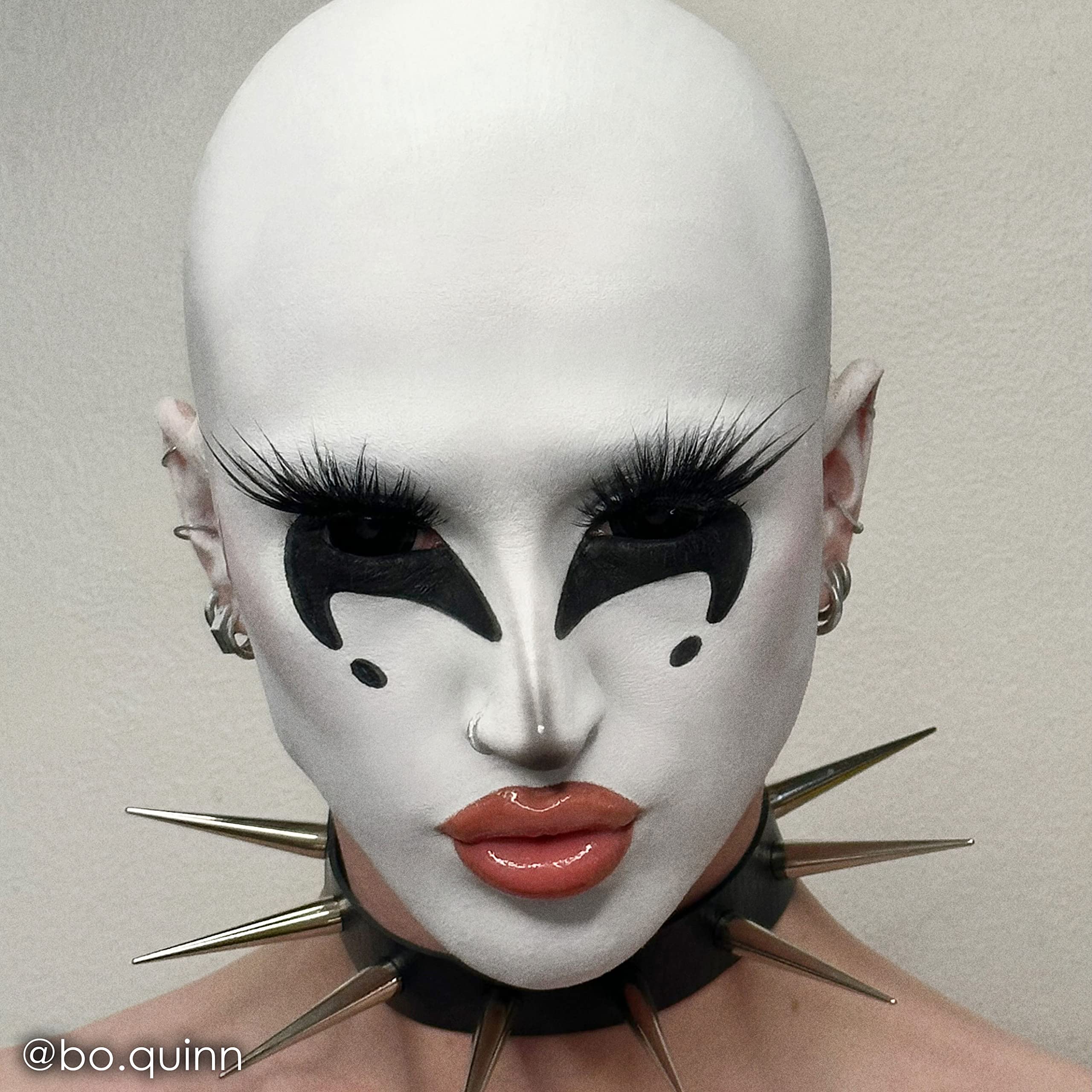 Base blanca para Halloween con acabado suave, ideal para looks claros.