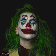 Larga durabilidad de Mehron Clown White ante sudor y movimiento en escena.