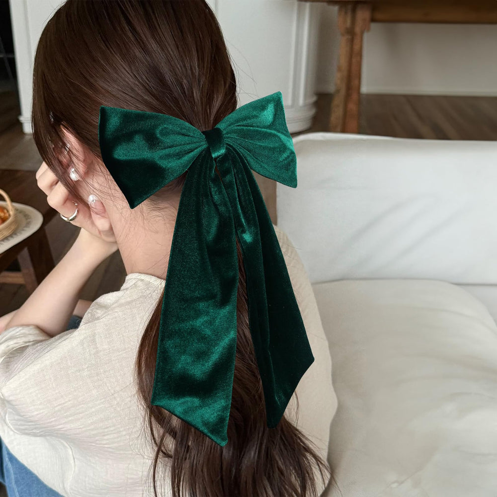 Pinza de cabello melyde con lazo de terciopelo verde oscuro para fijar peinado.
