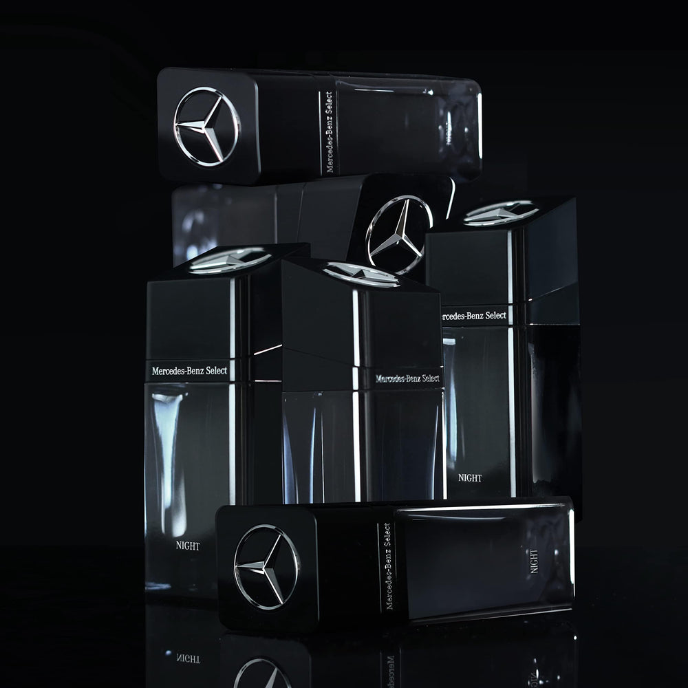 Mercedes-Benz Select Night, etiqueta frontal clara que destaca la marca.