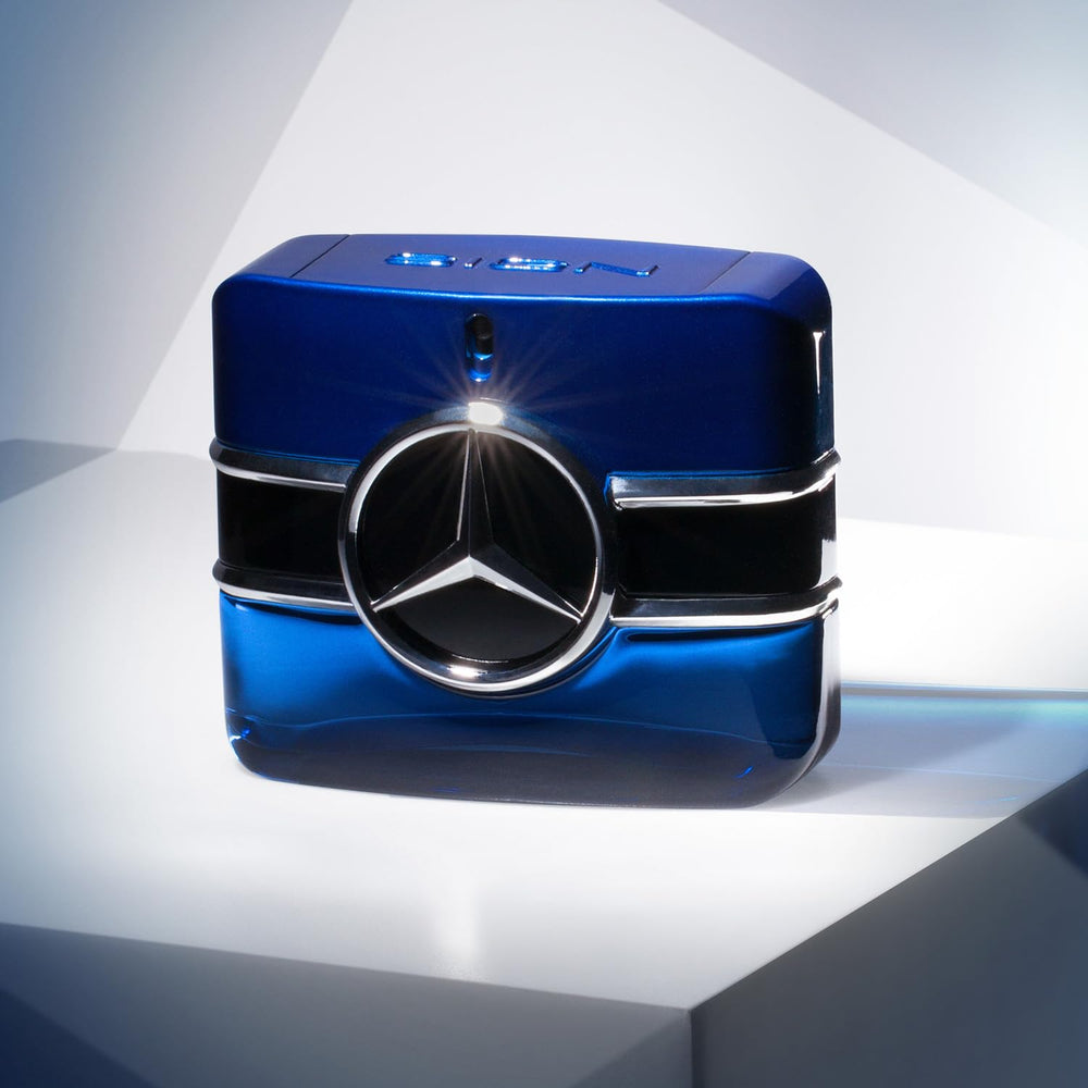 Frasco con detalle de diseño que refleja estilo Mercedes-Benz.
