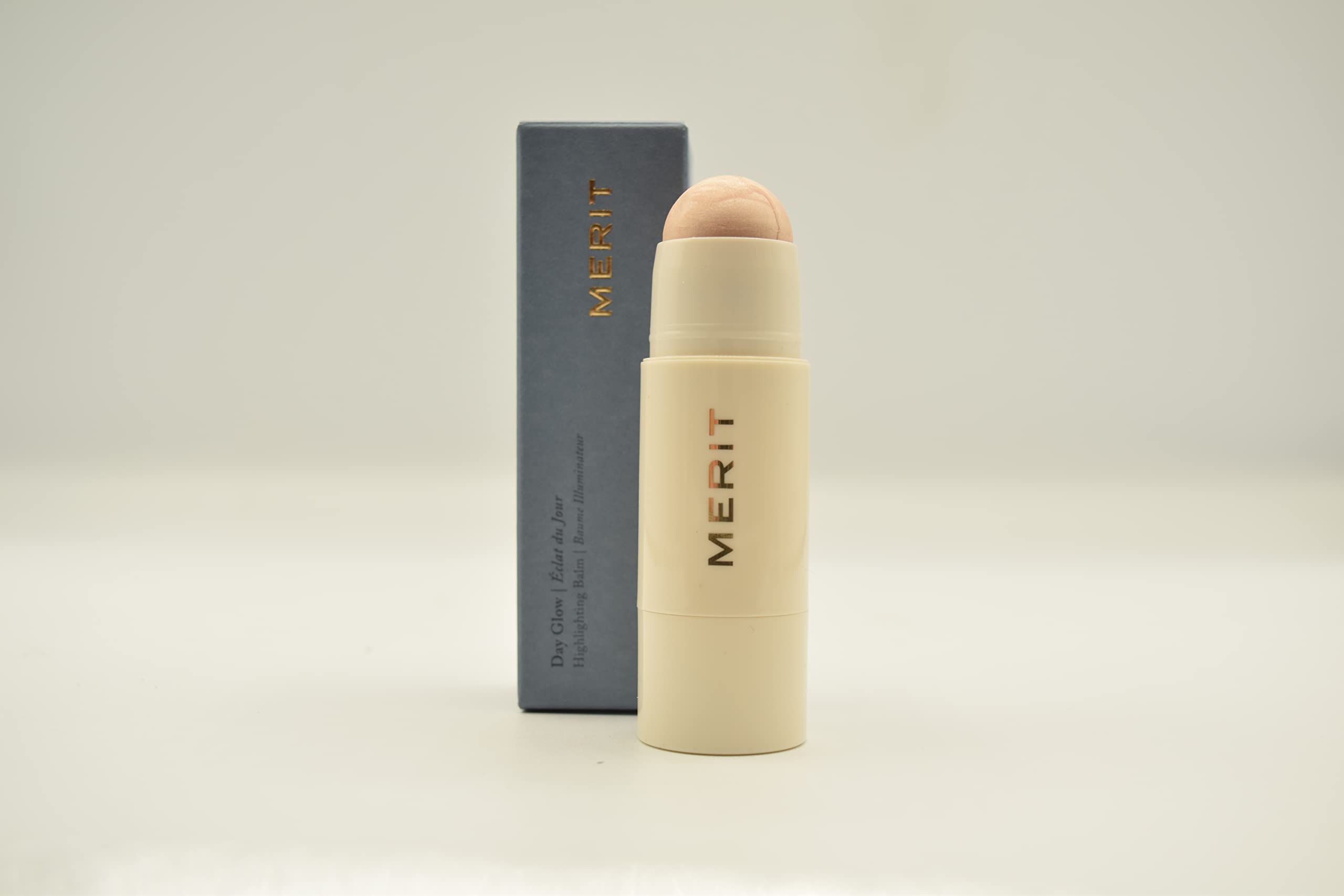Merit Day Glow Dewy Balm Cava en envase, ideal para retoques y brillo ligero