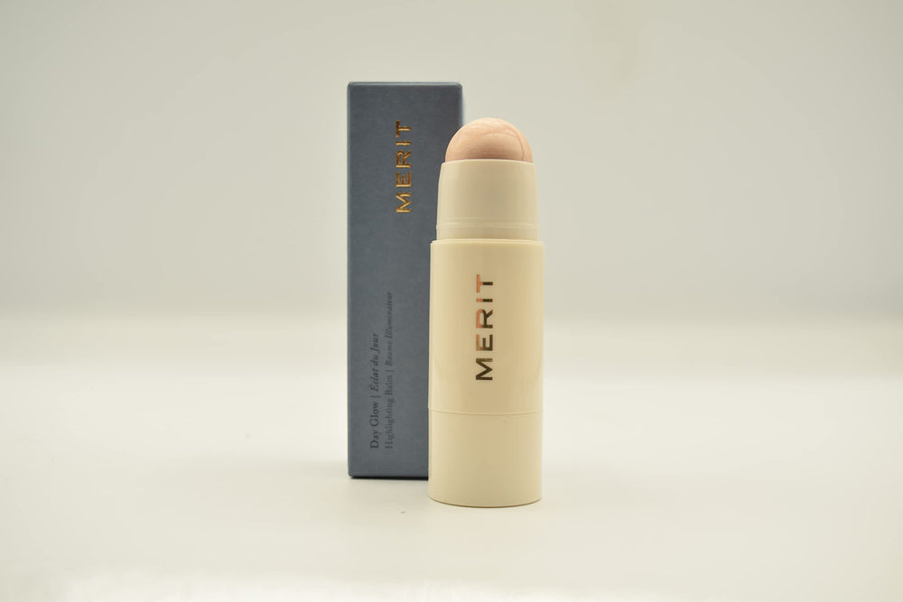 Merit Day Glow Dewy Balm Cava en envase, ideal para retoques y brillo ligero