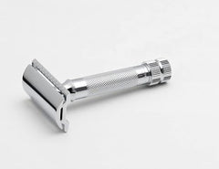Merkur Mk34c apertura por giro facilita el cambio de hoja.