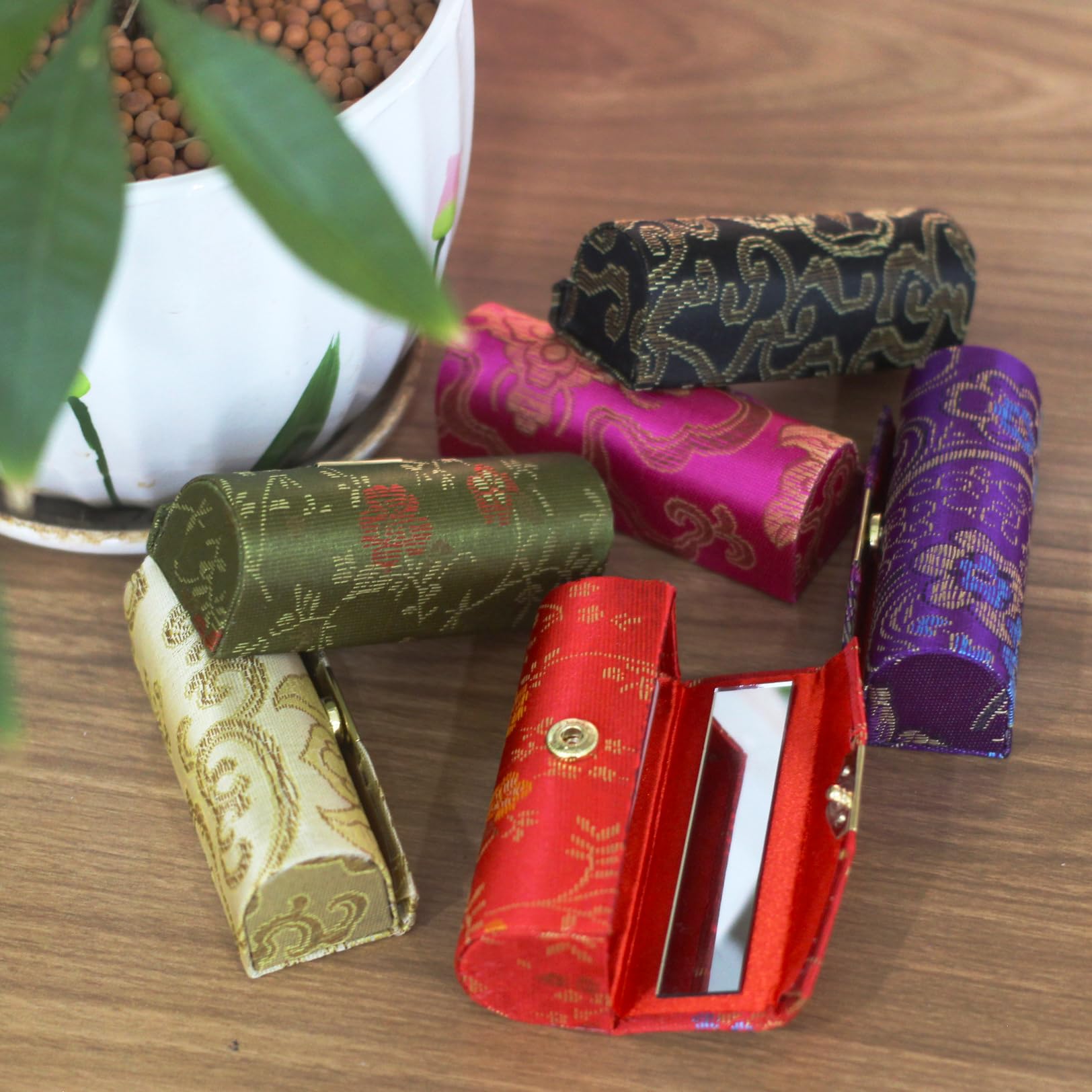 Colección de 12 estuches de MIAO JIN en colores aleatorios para combinar.