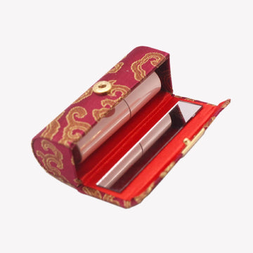 Regalo ideal de MIAO JIN: estuche de labial con estética floral.