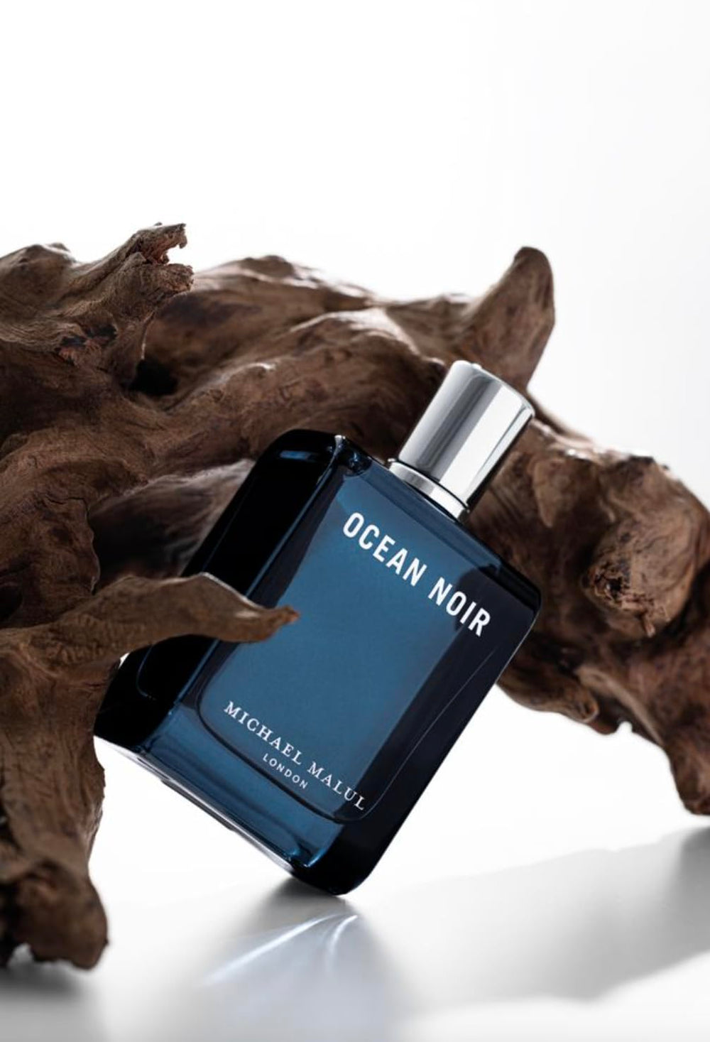 Notas marinas y cítricas de Ocean Noir, aroma para salidas nocturnas.
