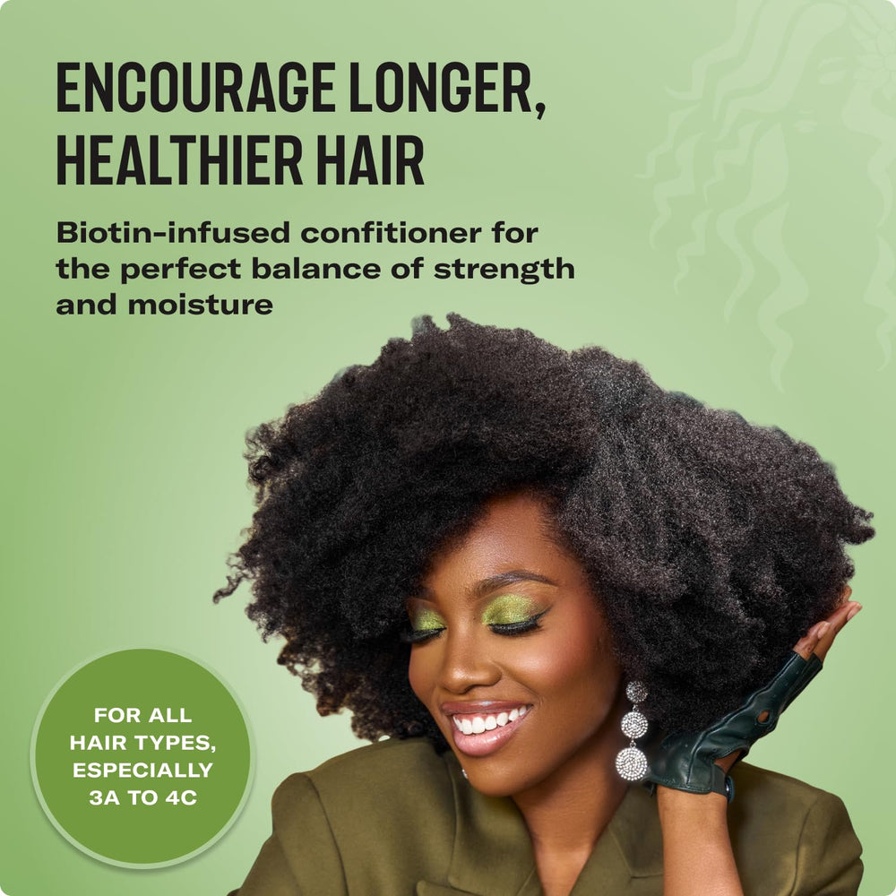 Aplicación del acondicionador romero-menta de Mielle Organics sobre cabello húmedo