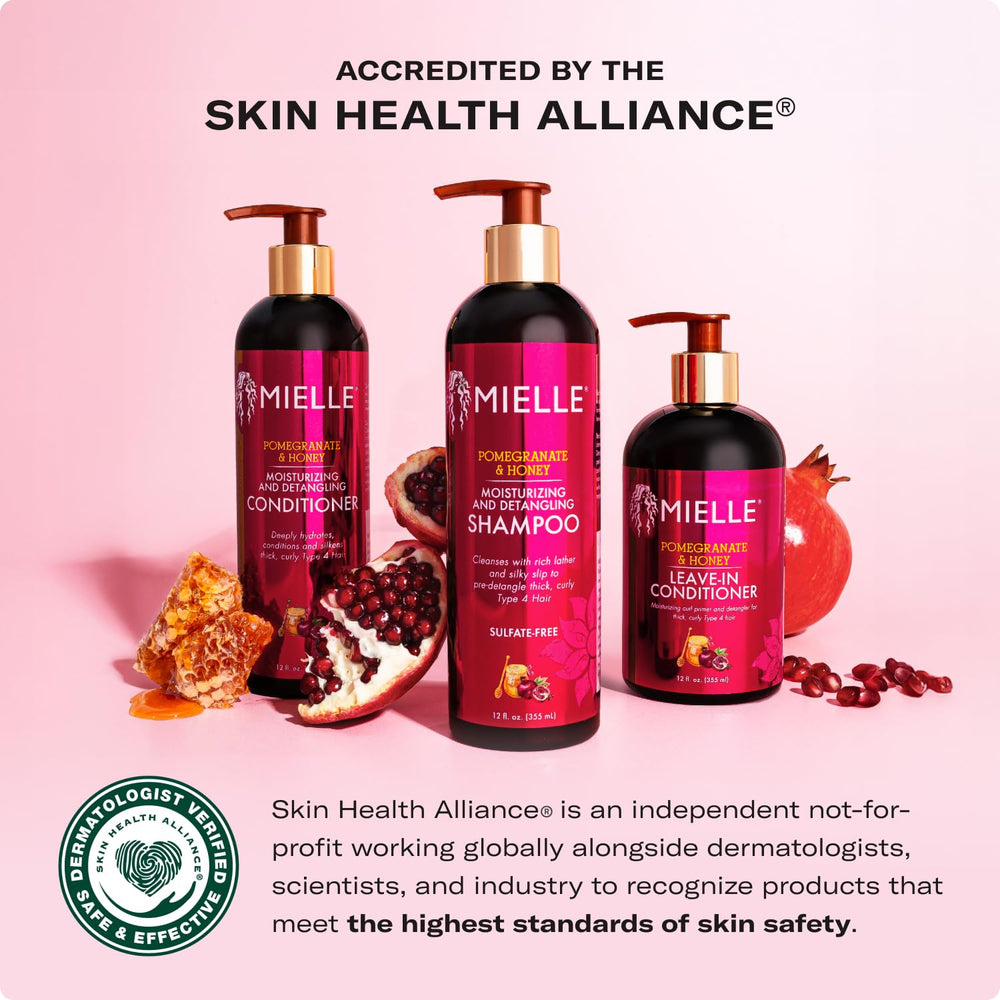 Aplicación de la crema definidora para rizos Granada y Miel en cabello mojado.