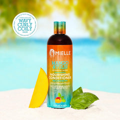 Cabello mojado con acondicionador Mango Tulsi brinda hidratación