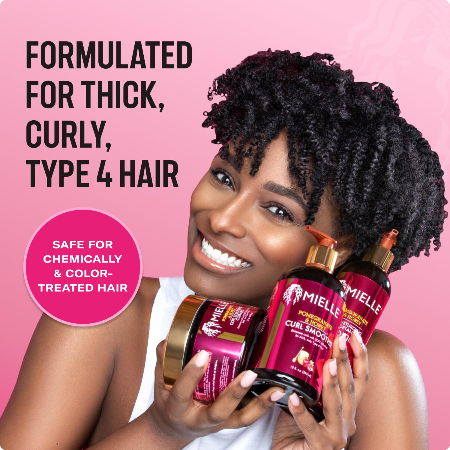 Cabello rizado con definición y brillo tras Pomegranate & Honey de Mielle Organics.