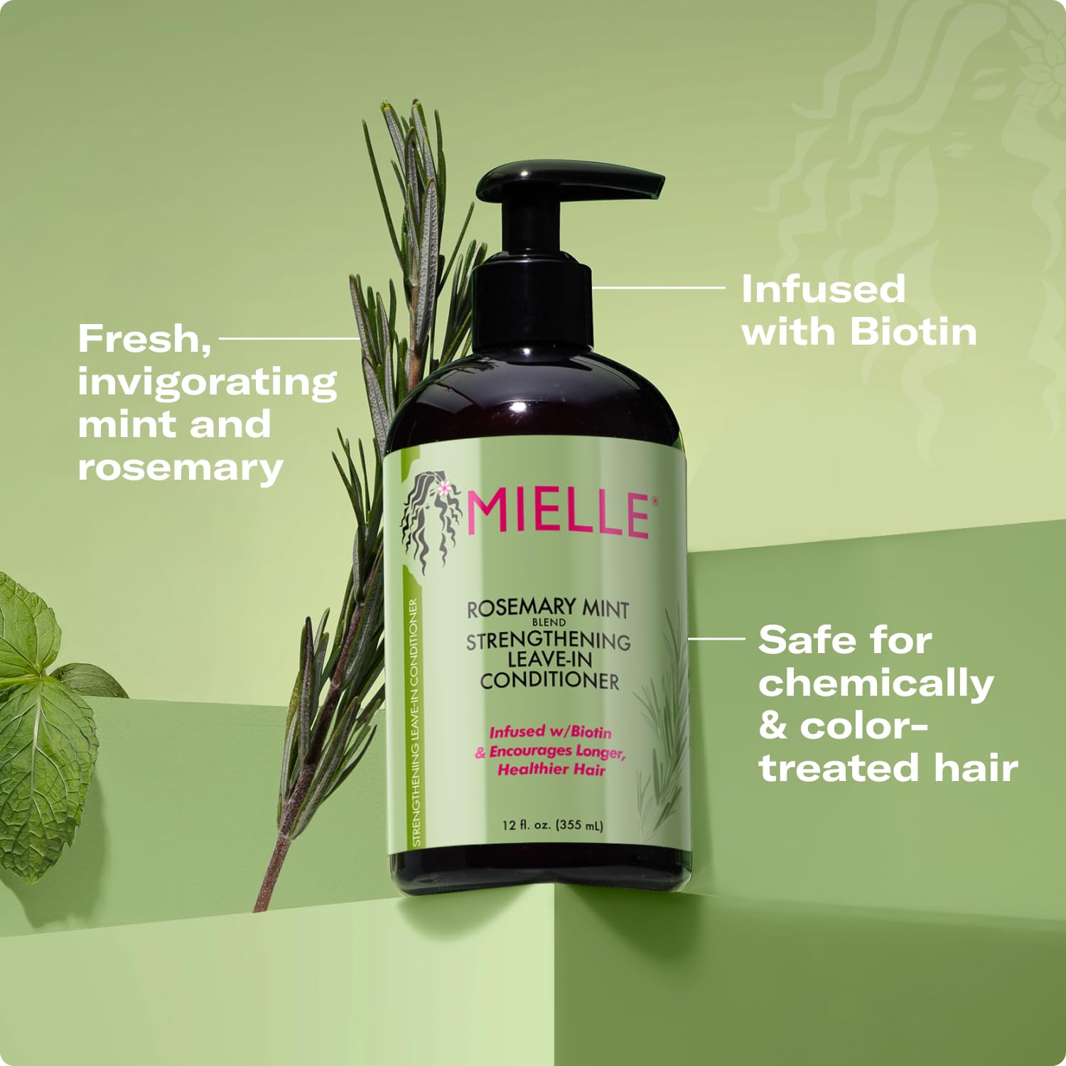 Aroma fresco de romero y menta durante el peinado con Mielle Organics.
