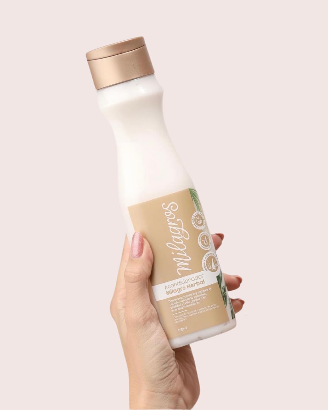 Milagros Shampoo Herbal, textura de espuma cremosa para aplicación suave