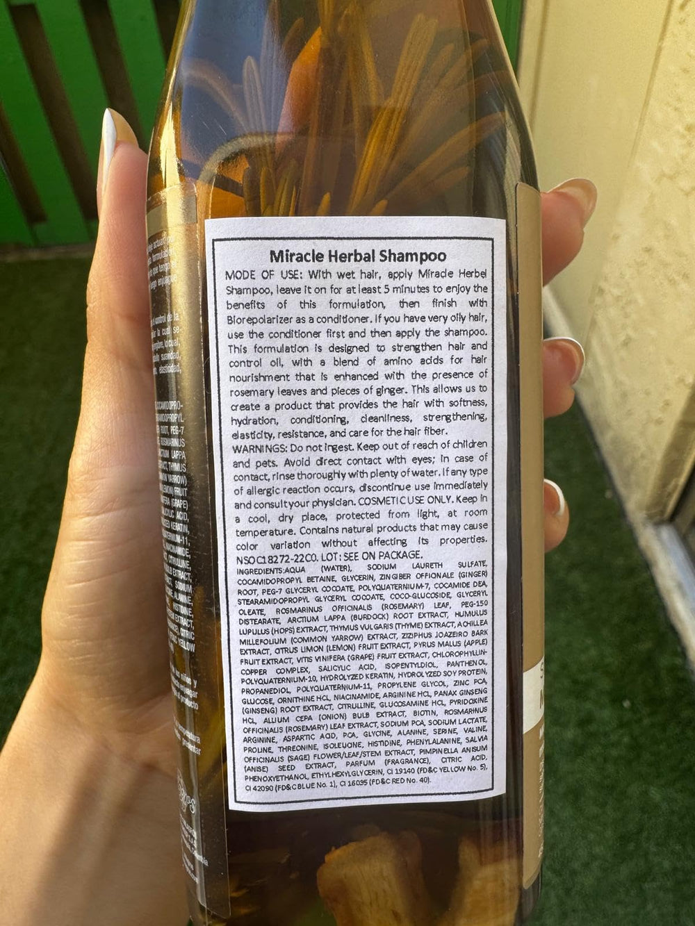 Milagros Shampoo Romero ofrece cabello suave y nutrido.
