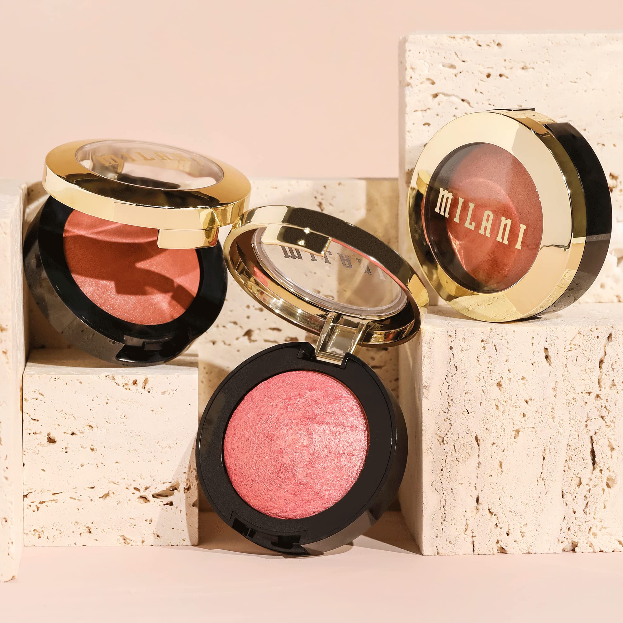 Milani Baked Blush Berry Amore, textura de polvo suave para aplicación uniforme.